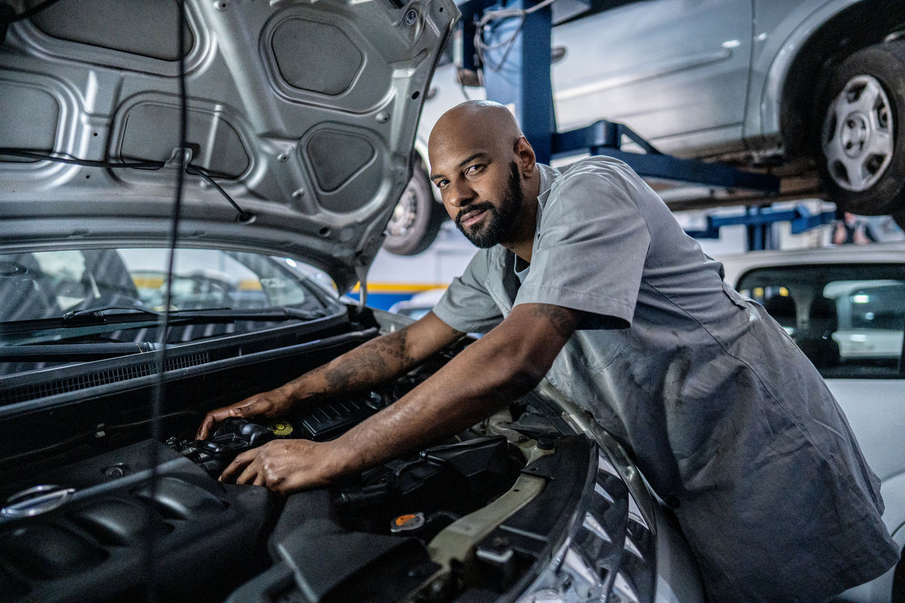 Mecânico realizando diagnóstico automotivo